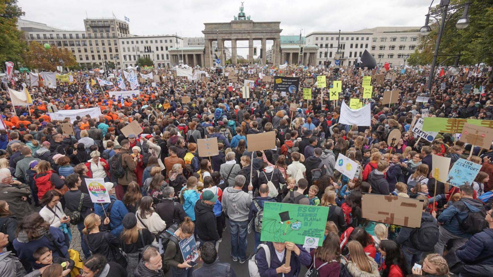 Német klímatüntetők a Brandenburgi kapunál 2019. szeptember 20-án