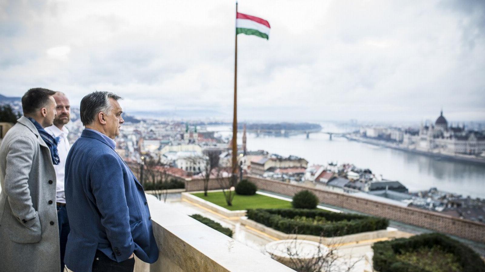 Orbán Viktor a karmelita kolostor erkélyén. Jó a kilátás a műemléklakásokra is