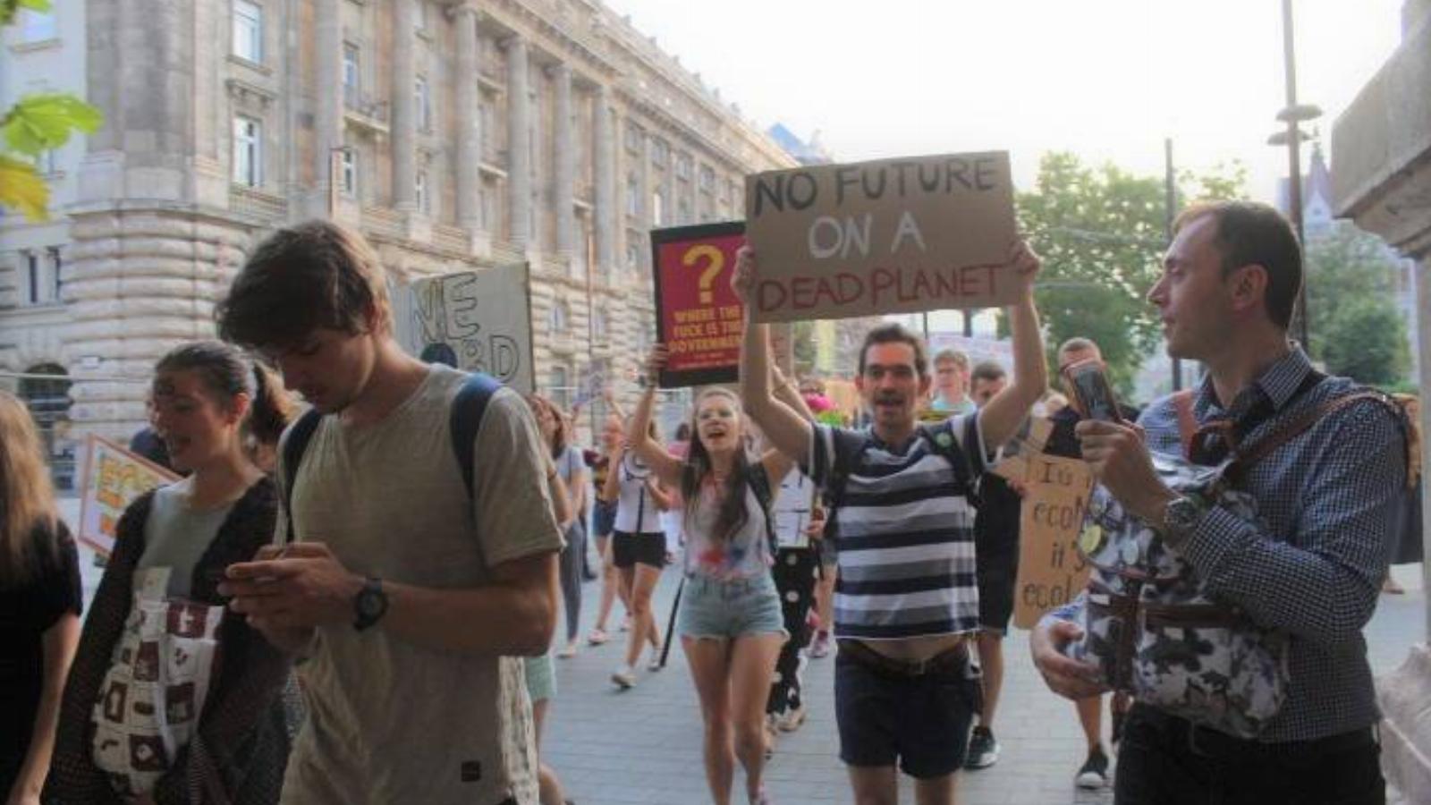 Klímavédő tüntetők egy augusztus 24-i , Kossuth téri megmozduláson