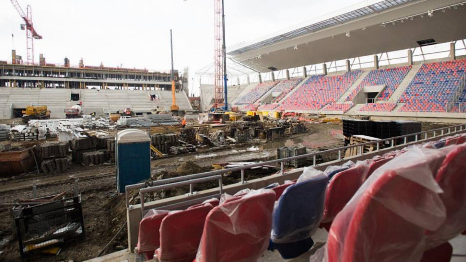 Lehet, hogy az ülésekről le sem kellett volna venni a védőfóliát / Képünk illusztráció, a stadion építésekor készült