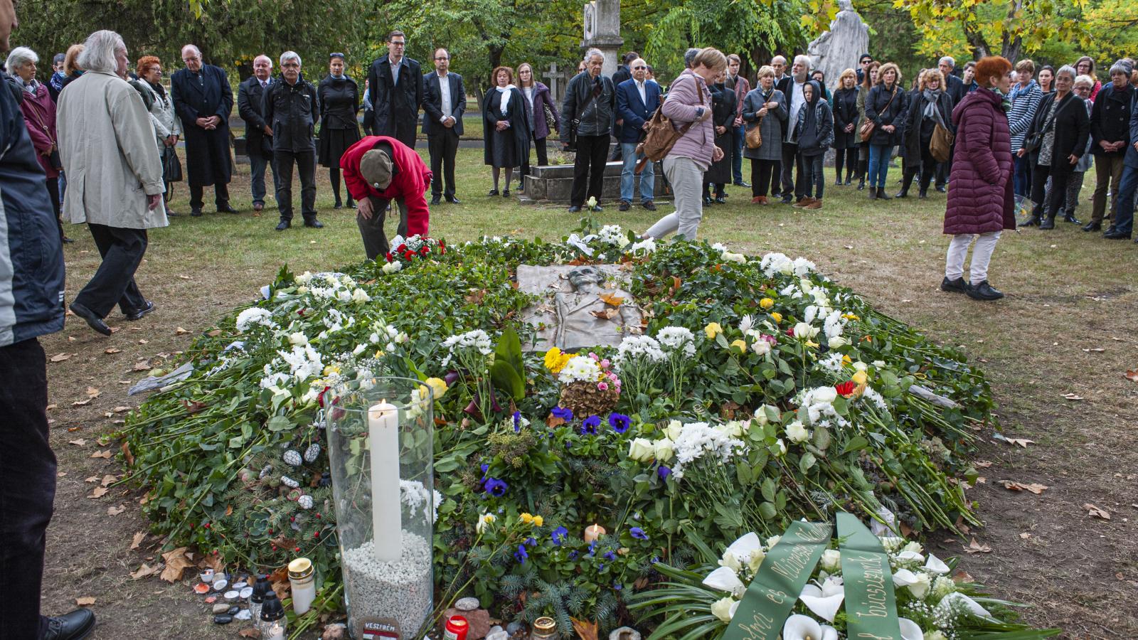 A legtöbben egy szál virágot vittek Rajk László sírjára