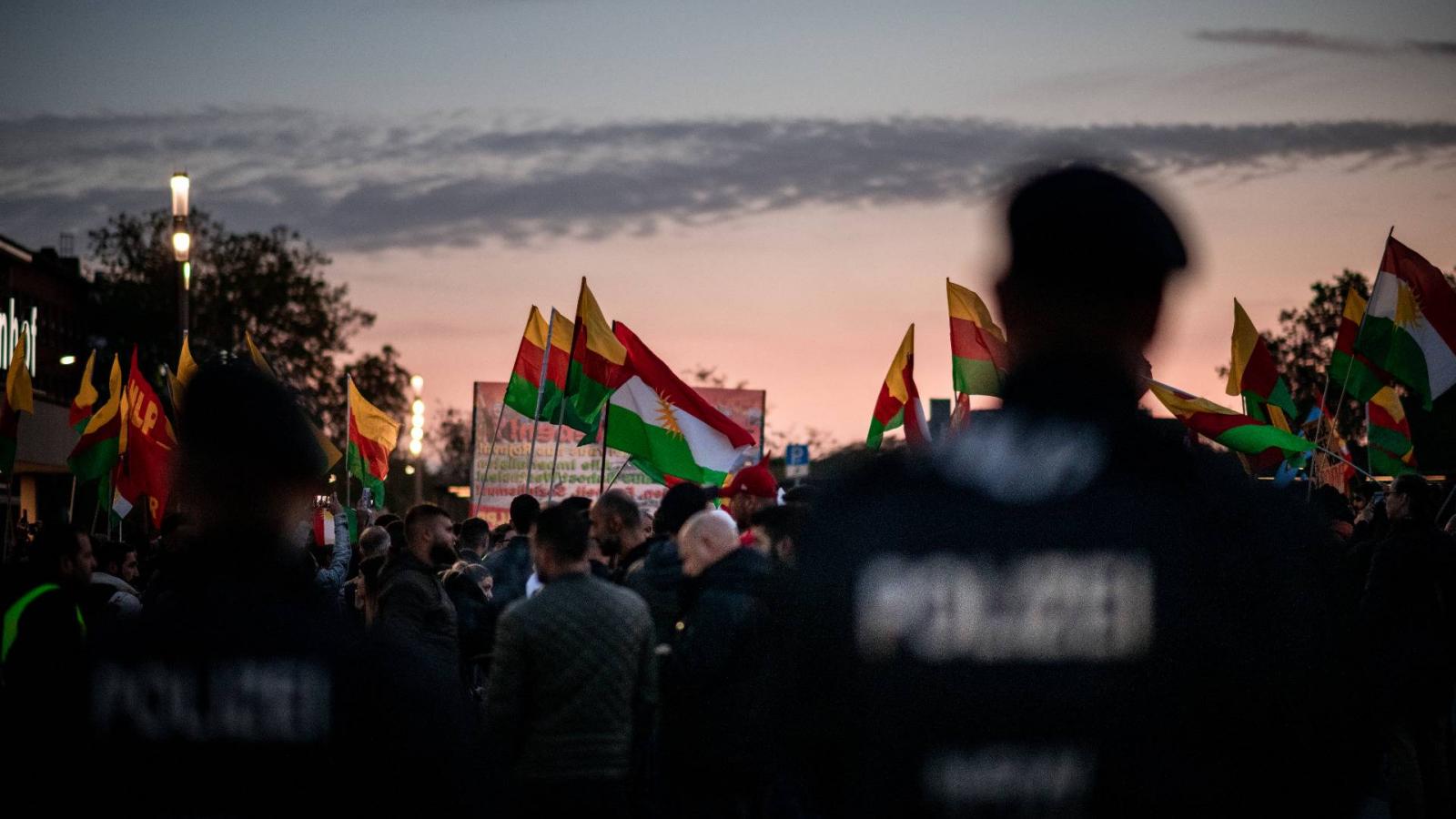 A kép illusztráció, a németországi Duisburgban készült egy a kurdok mellett kiálló csütörtöki demonstráción.