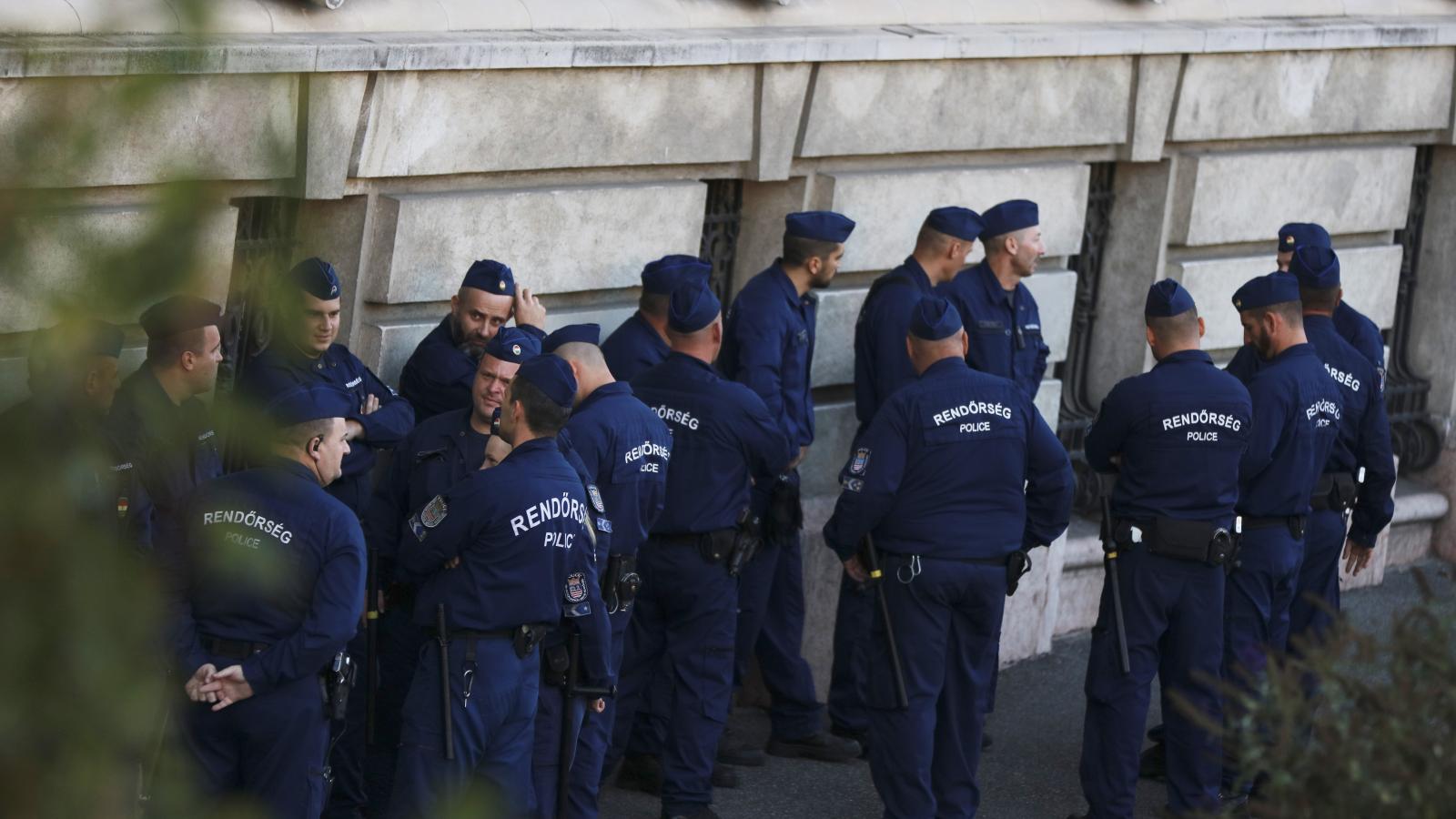 Rendőrök a győri városházánál, miután elkezdődött a tüntetés