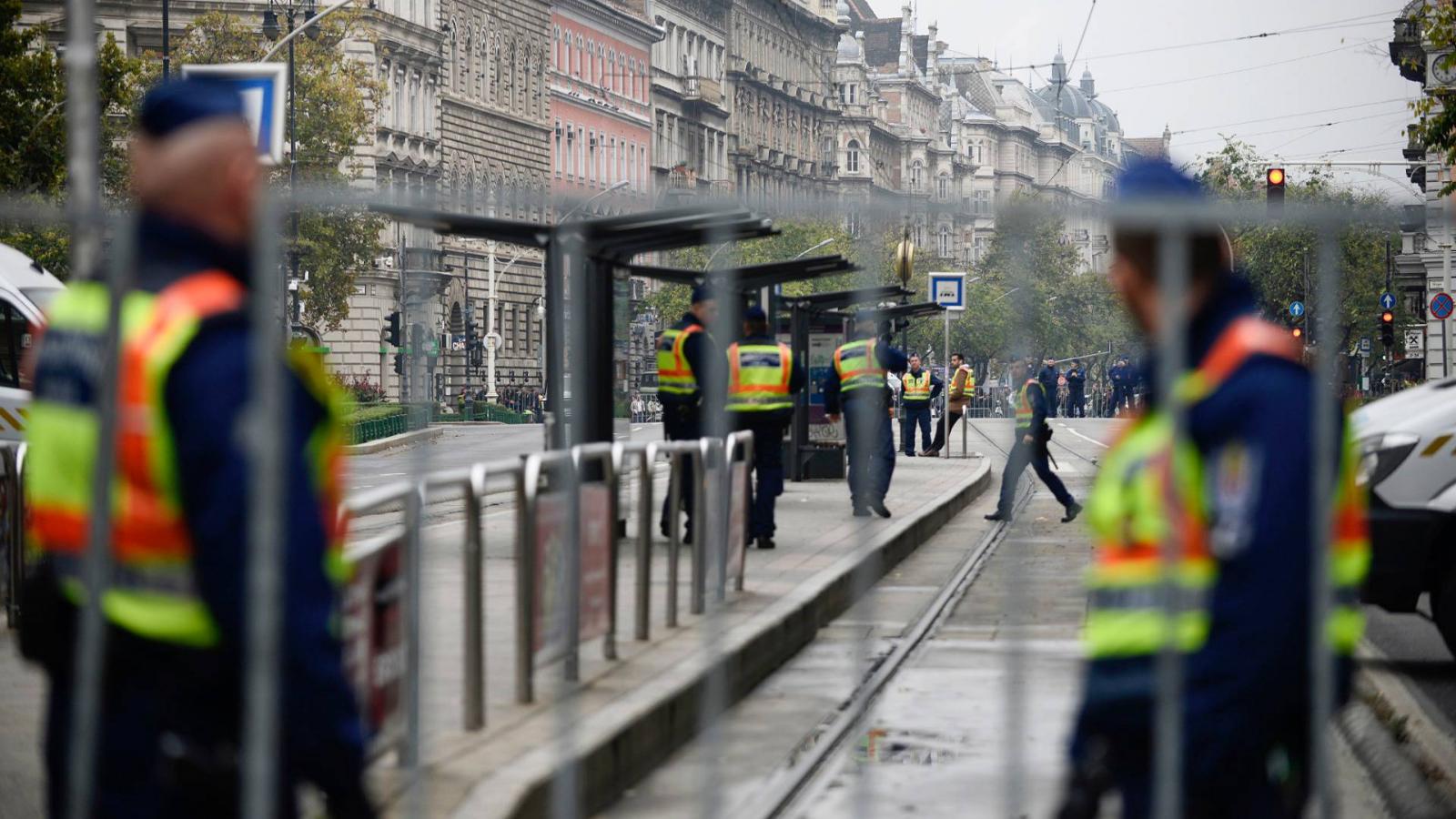 Rendőrök és kordonok százai biztosították, hogy Erdogan zavartalanul suhanhasson Budapest utcáin