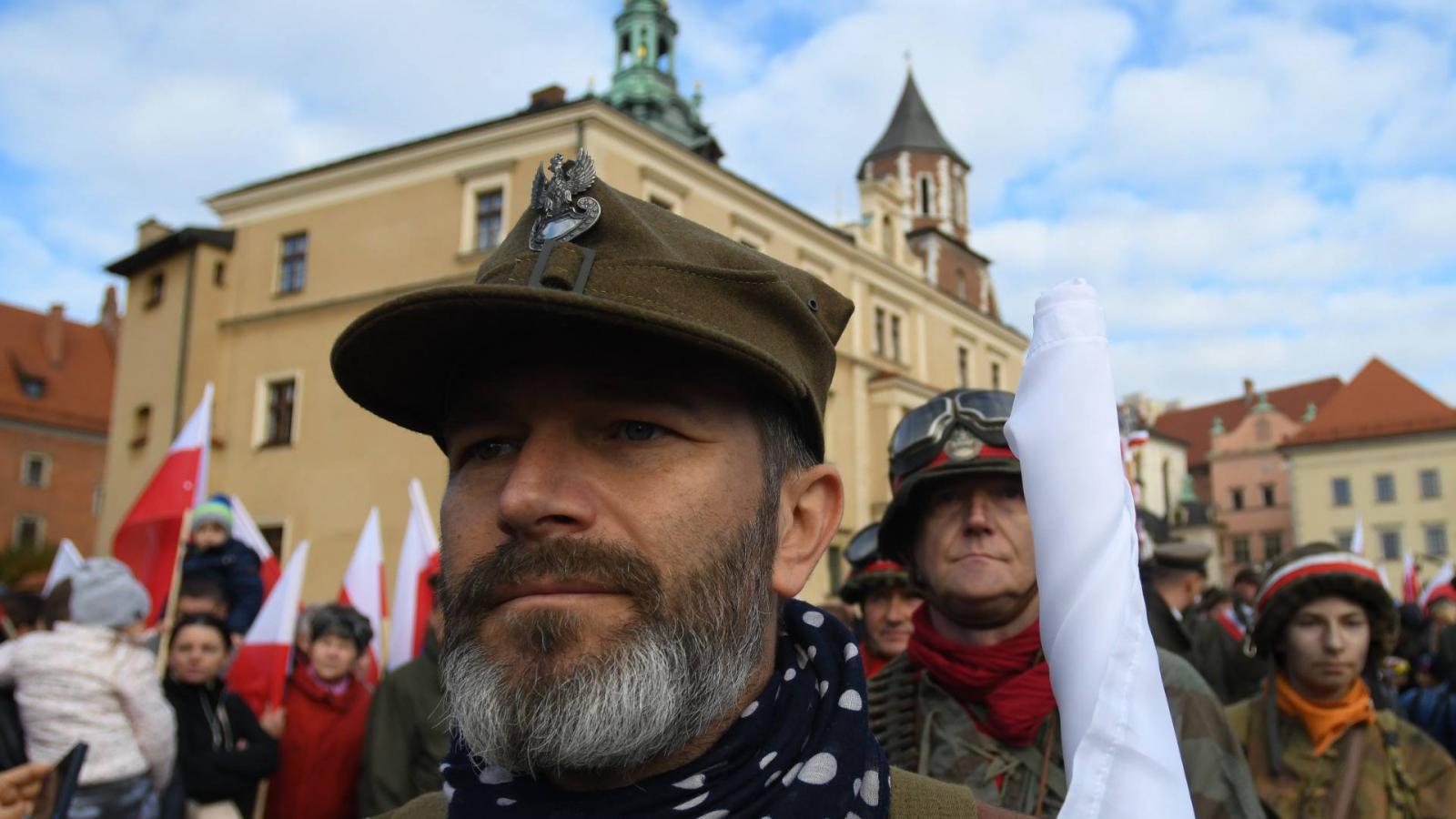 Ünneplő tömeg a lengyel függetlenség napján