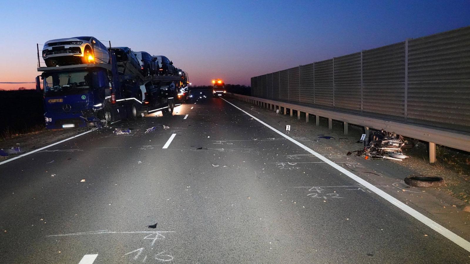 Ütközésben összetört autószállító és motorkerékpár Kecskemét közelében