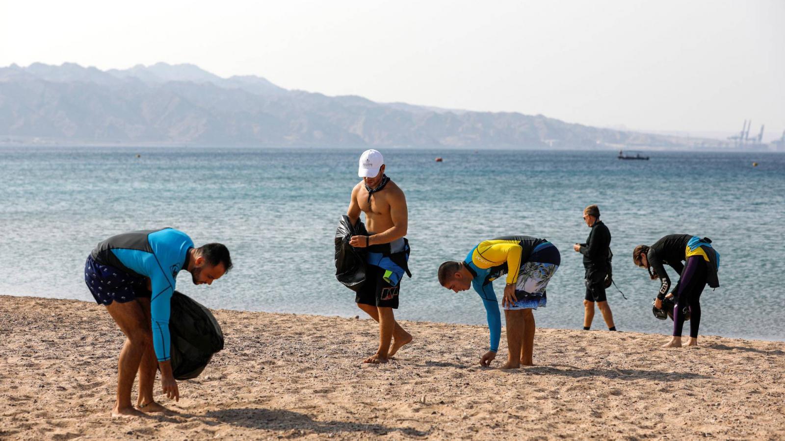 Szörfösök szemetet szednek Eilat partjainál