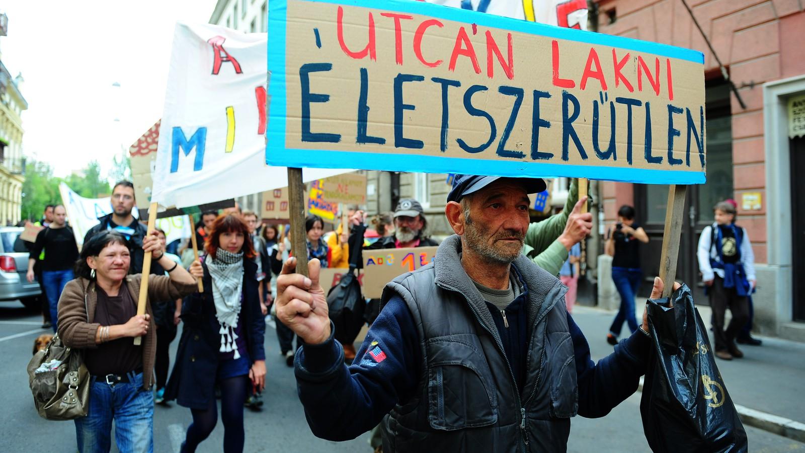 Tüntetnek a hajléktalanok Budapesten. Azt hirdeti a transzparens, hogy az utcán lakni életszerűtlen. Pedig a kutatások mást bizo