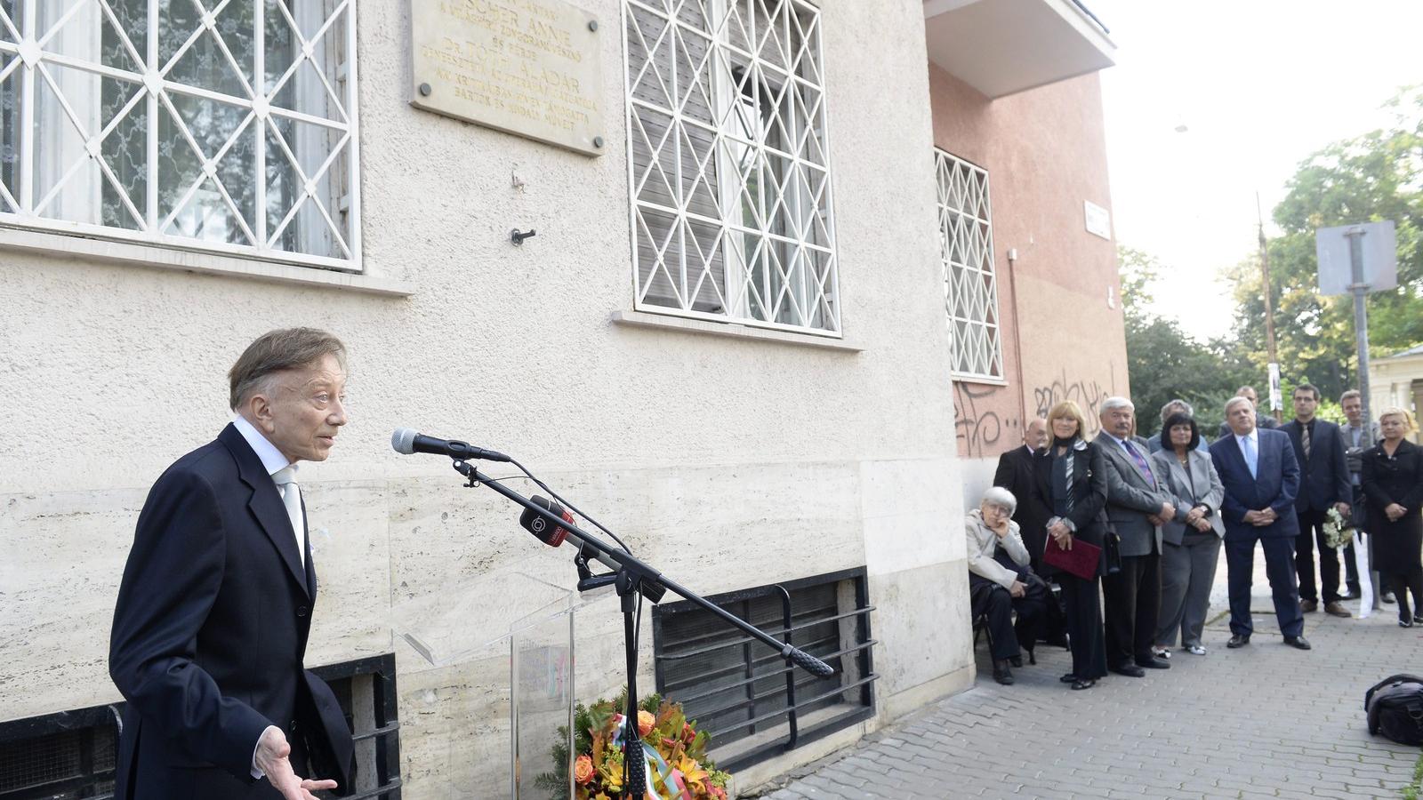 Vásáry Tamás zongoraművész beszédet mond a száz éve született zongoraművész, Fischer Annie XIII. kerületi lakóháza falán találha