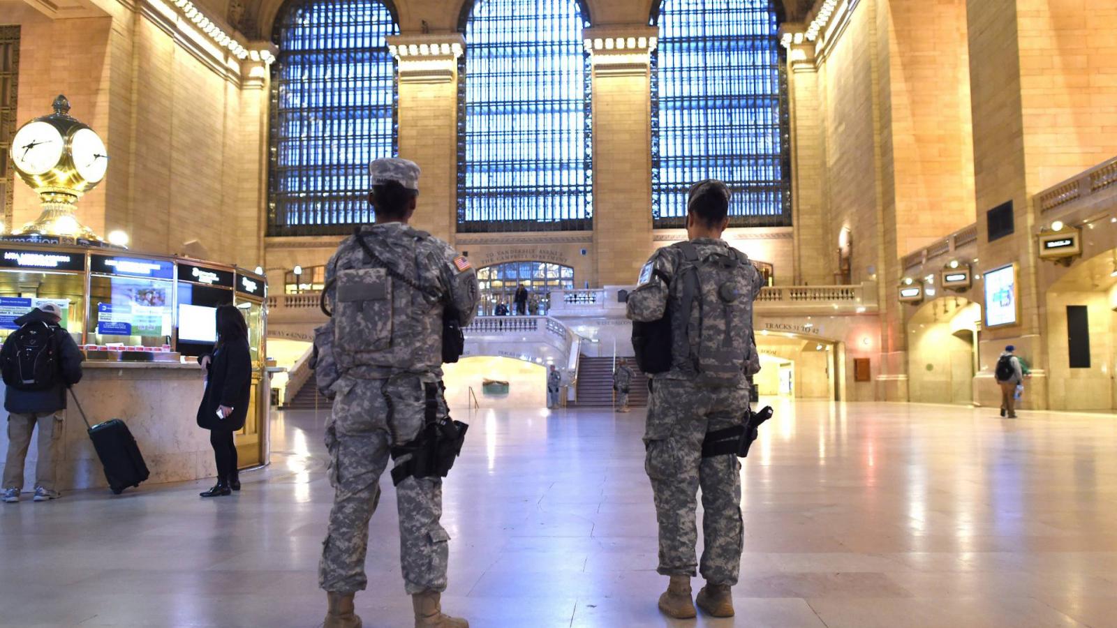 Az amerikai Nemzeti Gárda tagjai a New York-i Grand Central Terminal vasúti pályaudvaron még 2015-ben / Képünk illusztráció