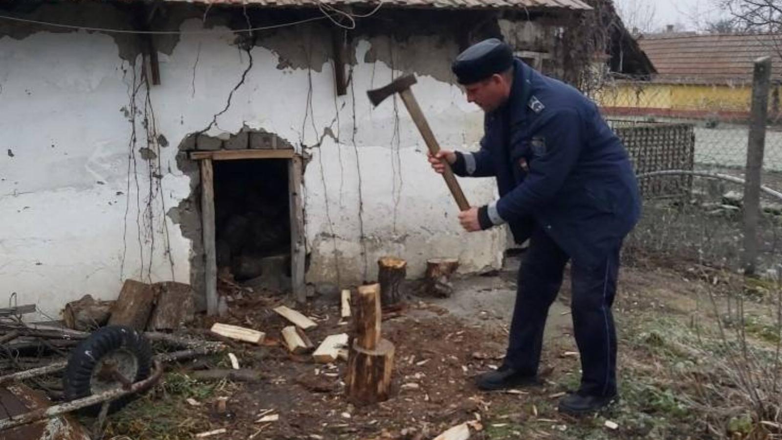 Tüzelőt aprít a fagyoskodó asszonynak segítő jászfényszarui rendőr