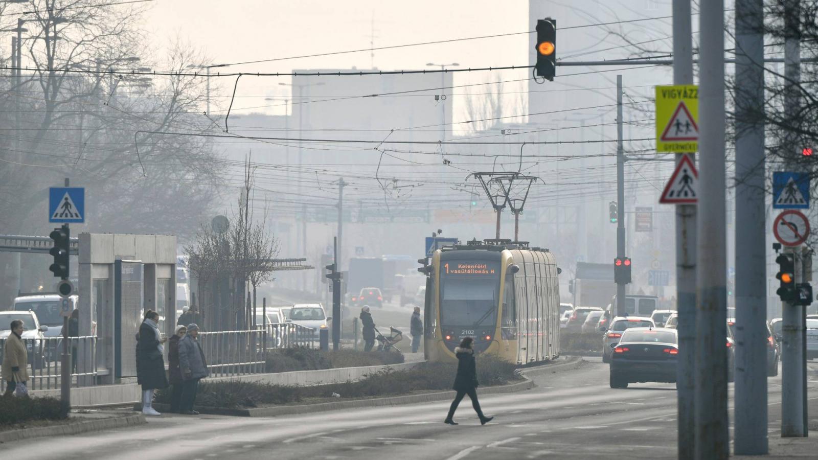 Járművek haladnak az óbudai Vörösvári úton 2020. január 10-én