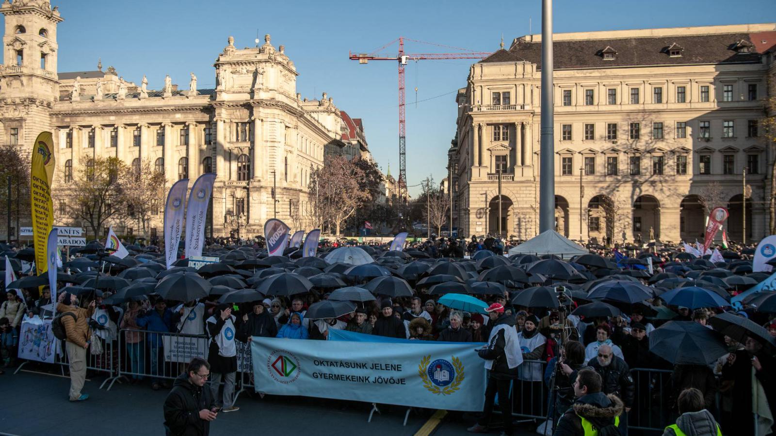 Fekete esernyős tanártüntetés 2019 novemberében