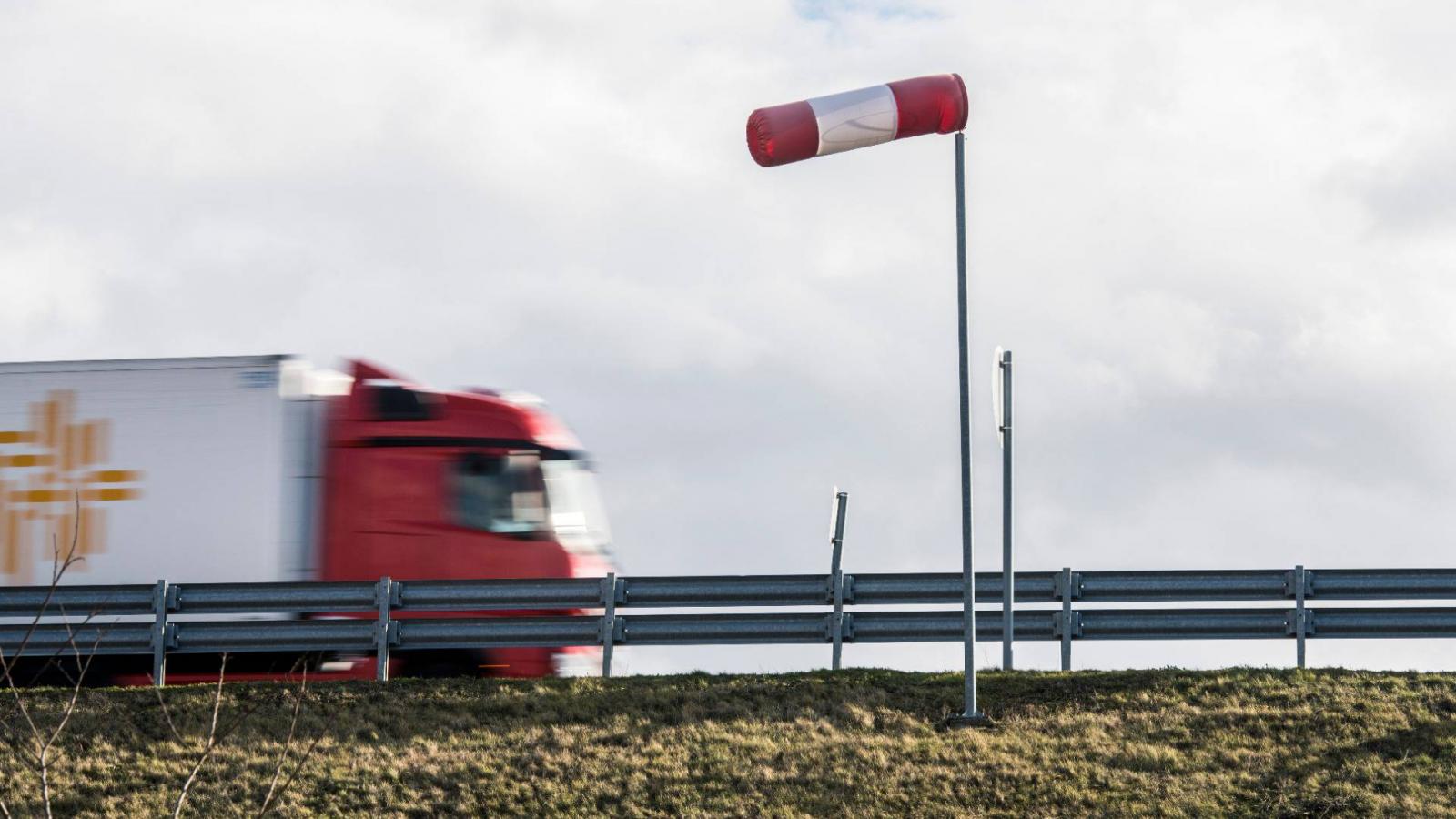 Teherautó halad el egy szélzsák mellett a nagy erejű szélben az M60-as autópályán, Belvárdgyula közelében 2020. február 10-én