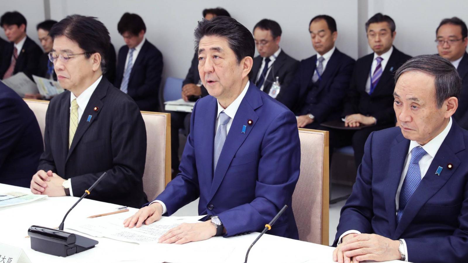 Shinzo Abe miniszterelnök és Katsunobu Kato (balról) egyészségügyi miniszter sajtótájékoztatót tartottak