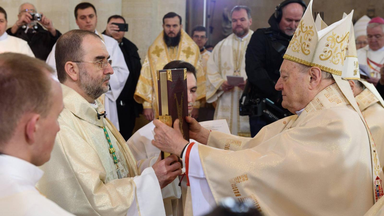 Gianfranco Ravasi bíboros (j) átadja a püspöki jelképeket Kovács Gergelynek