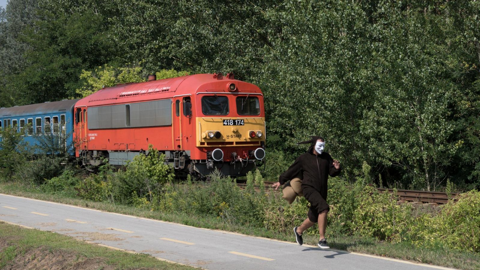 Csigajelmezben futott le egy szerelvényt a vonatok nevetséges tempója ellen tiltakozók egy tagja