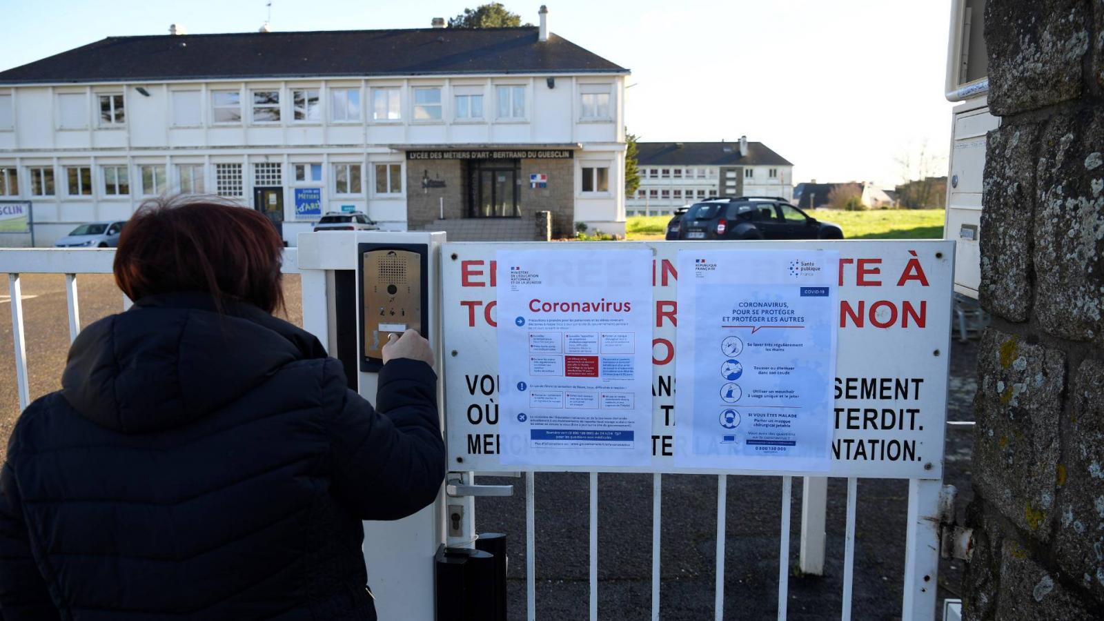 Tájékoztató a franciaországi Auray középiskolájának kapuján