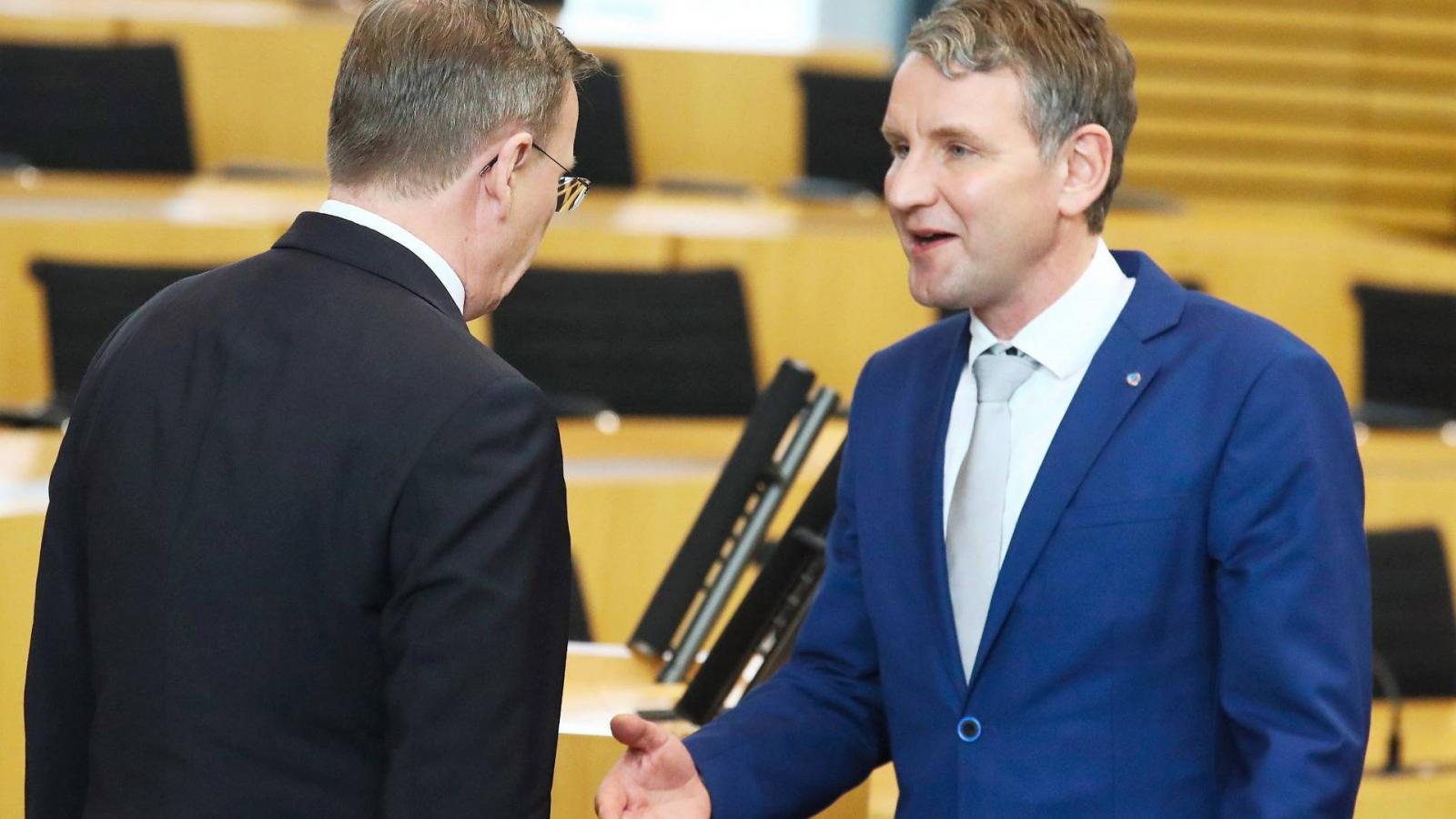 Bodo Ramelow (balra) elutasította Björn Höcke közeledését