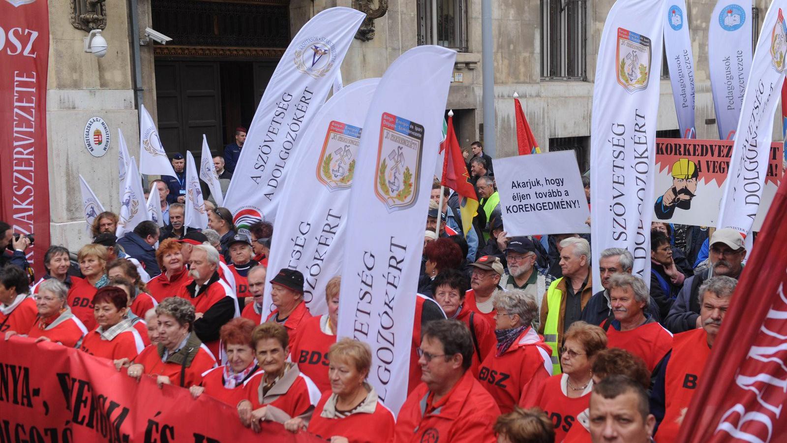 A veszélyes munkát végzők gyakran meg sem élik azt a kort, amikor az Orbán-kormány nyugdíjba engedné őket – ez ellen tiltakoztak