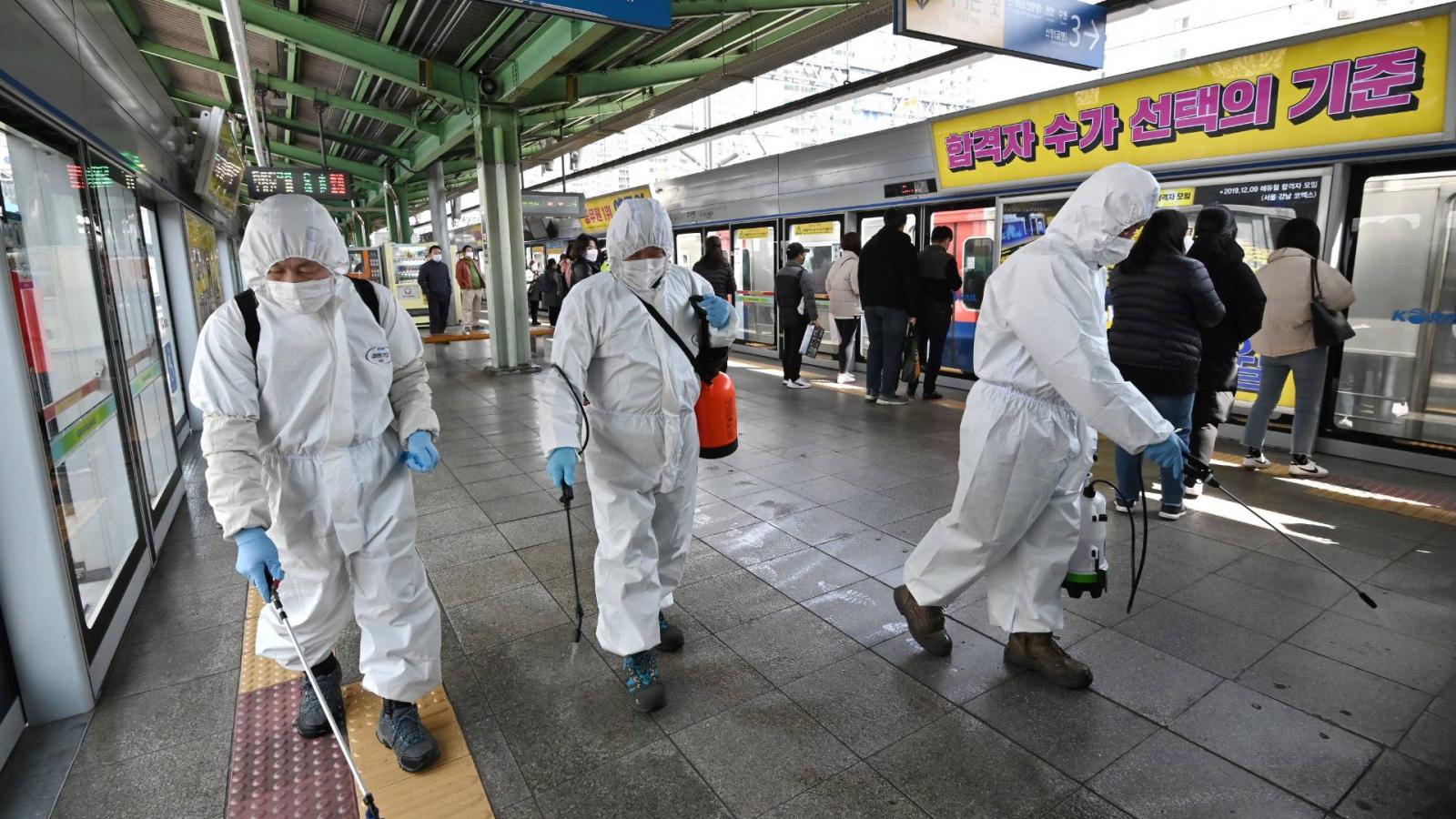 Fertőtlenítő munkások a szöuli metróban