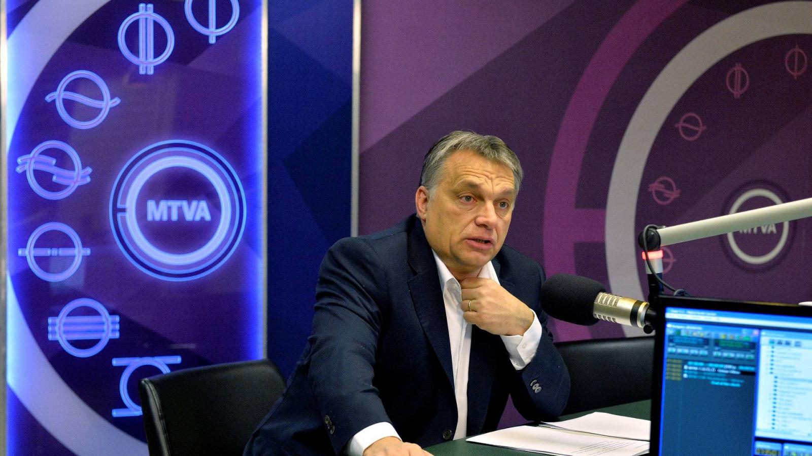 Orbán egy 2016-os kossuth rádiós interjú közben