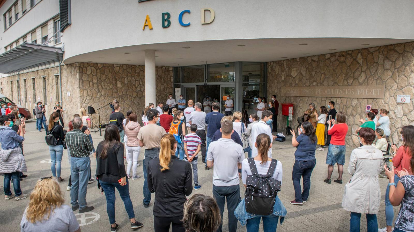 Tapssal búcsúztatták a felmentett főigazgatót munkatársai