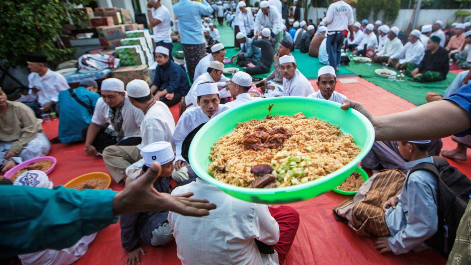 A ramadán alatt a gazdagok esténként megvendégelik a rászorulókat