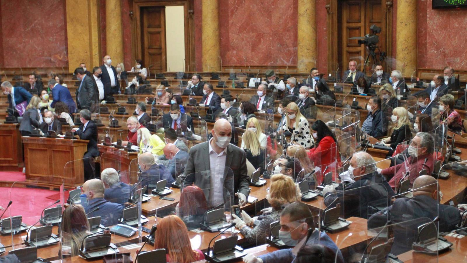 A szerb parlament első ülése