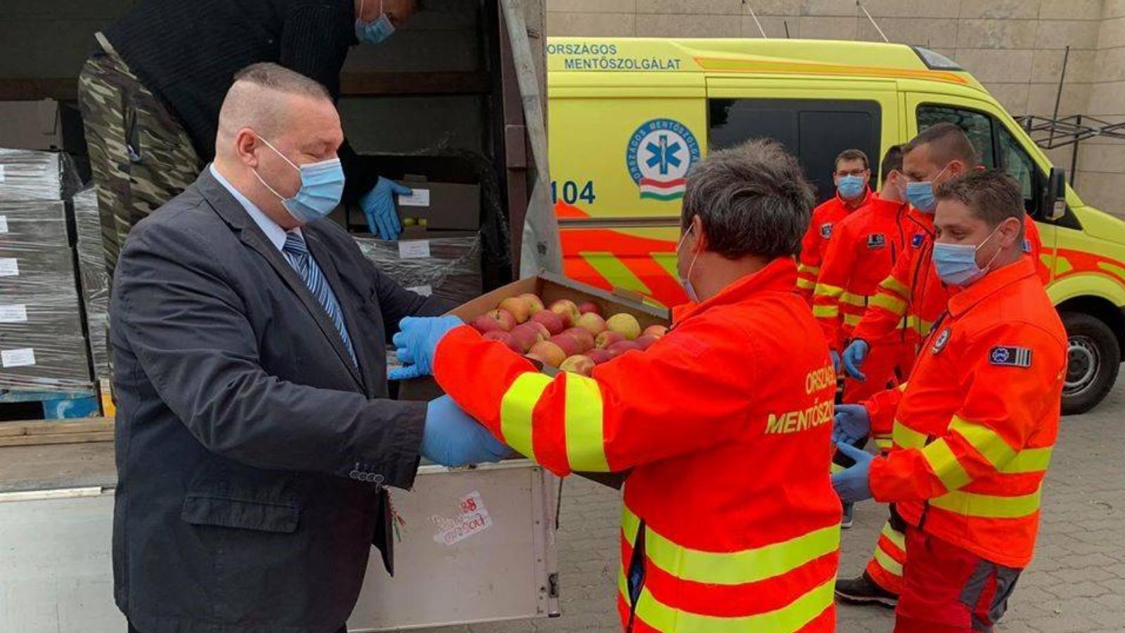 Németh Szilárd, amint kifejezi háláját az Országos Mentőszolgálat dolgozóinak