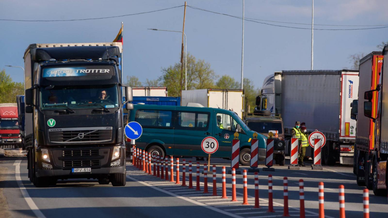 Taherautók várakoznak a lett-litván határon Grenctale-nél a határnyitás előtt