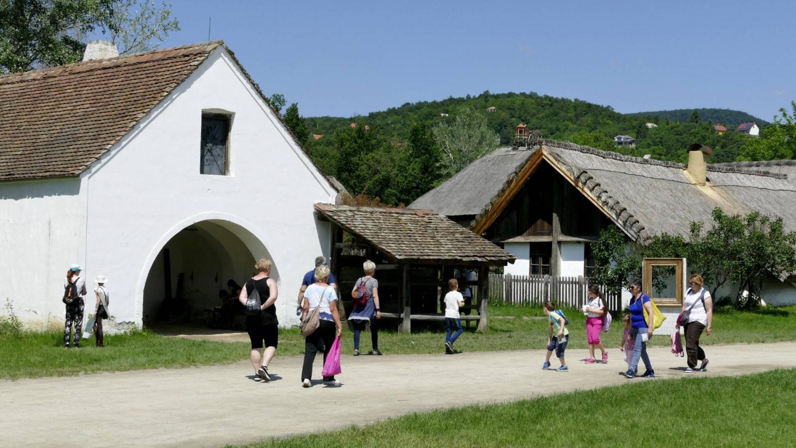 A szentendrei Szabadtéri Néprajzi Múzeum a járványügyi és távolságtartási előírások betartásával a hét végétől látogatható