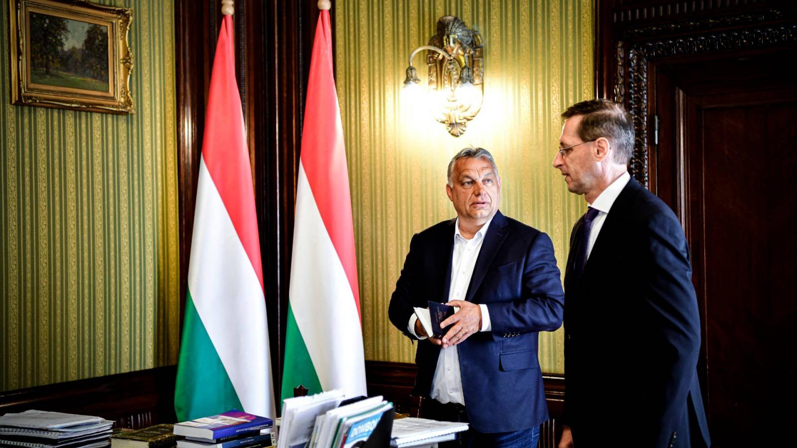 Orbán Viktor Varga Mihály pénzügyminisztert (jobbra) bízta meg az uniós hitelprogramhoz való csatlakozás feladataival