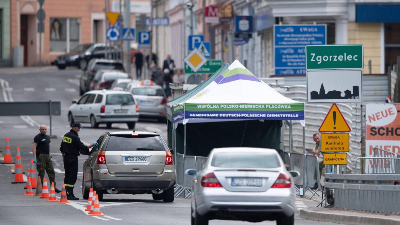 Átkelő autók a német-lengyel határon Zgorzelecnél