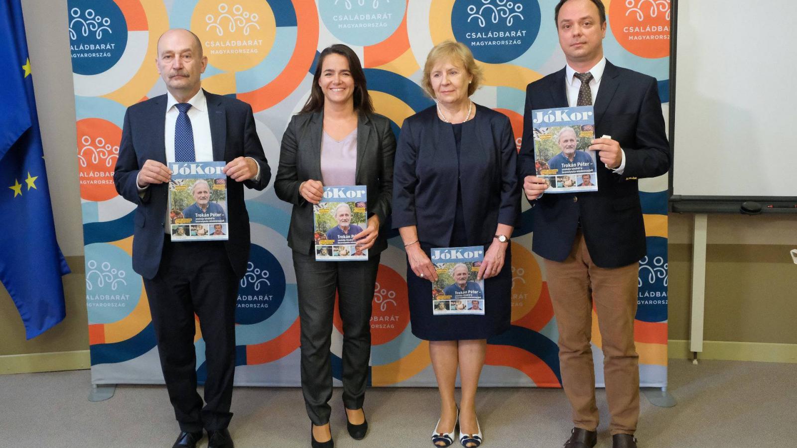 Mészáros József, Novák Katalin, Hulák Zsuzsa, és Nyitrai Zsolt a Jókor című, nyugdíjasoknak szóló tájékoztató magazin bemutatóján