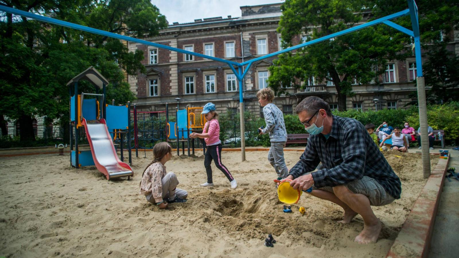 Gyerekek a fővárosi Hunyadi téren lévő játszótéren. A kép 2020. május 16-án készült