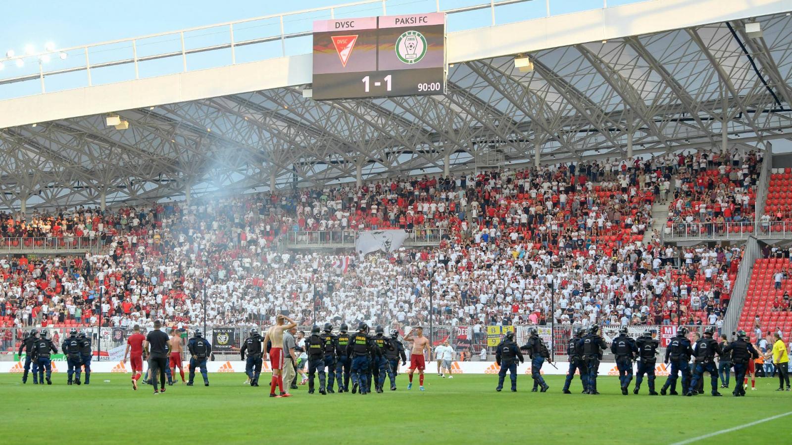 Rohamrendőrök a DVSC-stadionban 2020.06.27-én.