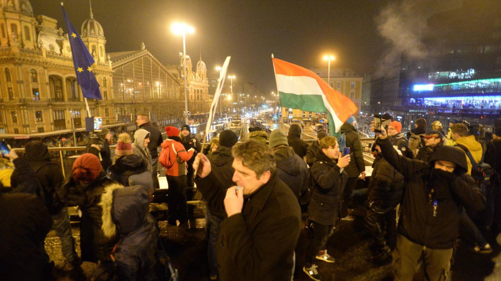 A Legfőbb Ügyészséghez meghirdetett Ismeretlen tettesek tüntetése elnevezésű ellenzéki demonstráció résztvevői Budapesten, a Nyugati téri felüljárón 2019. január 23-án