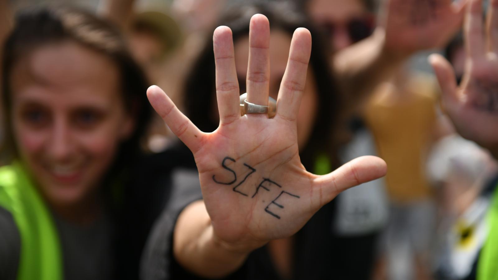 Demonstráció a Parlament előtt, míg odabennt döntenek az egyetem sorsáról