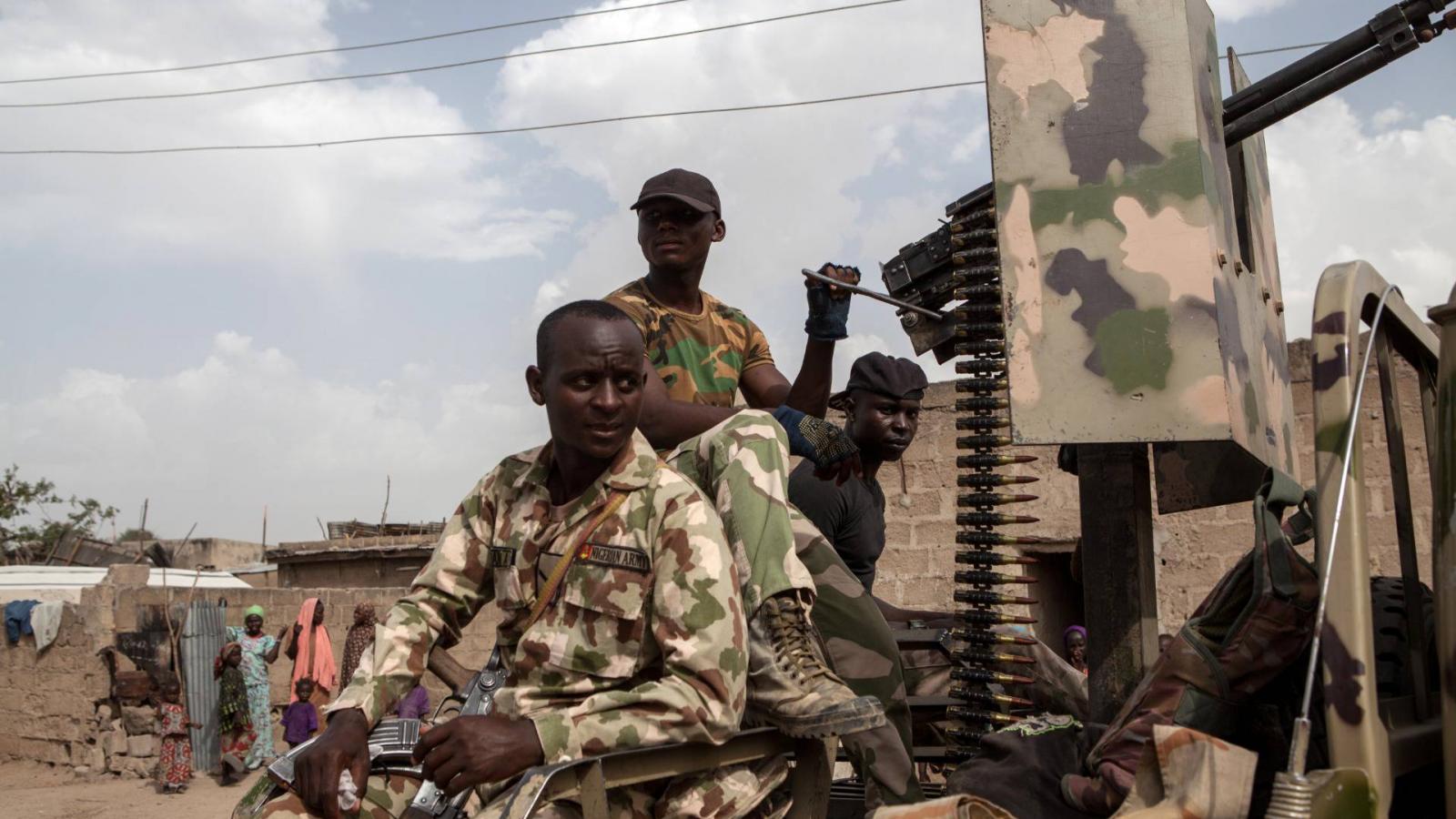 Nigériai katonák járőröznek Banki városában a Boko Haram támadásai miatt