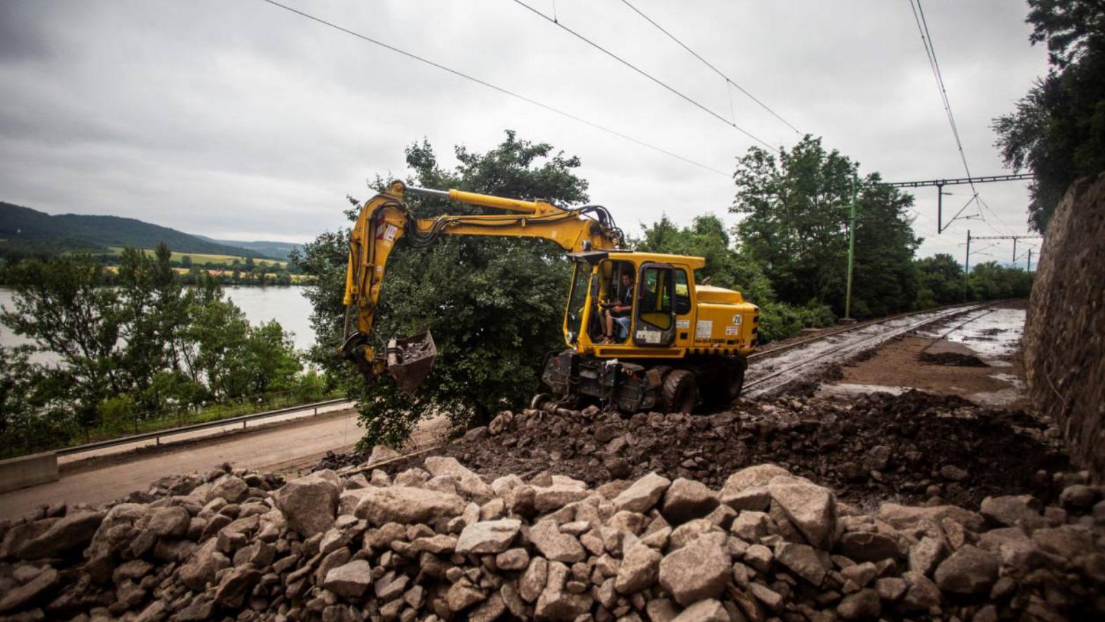 Markoló ássa ki a  törmelék alól a vágányokat a Nagymaros-Szob vasúti vonalon