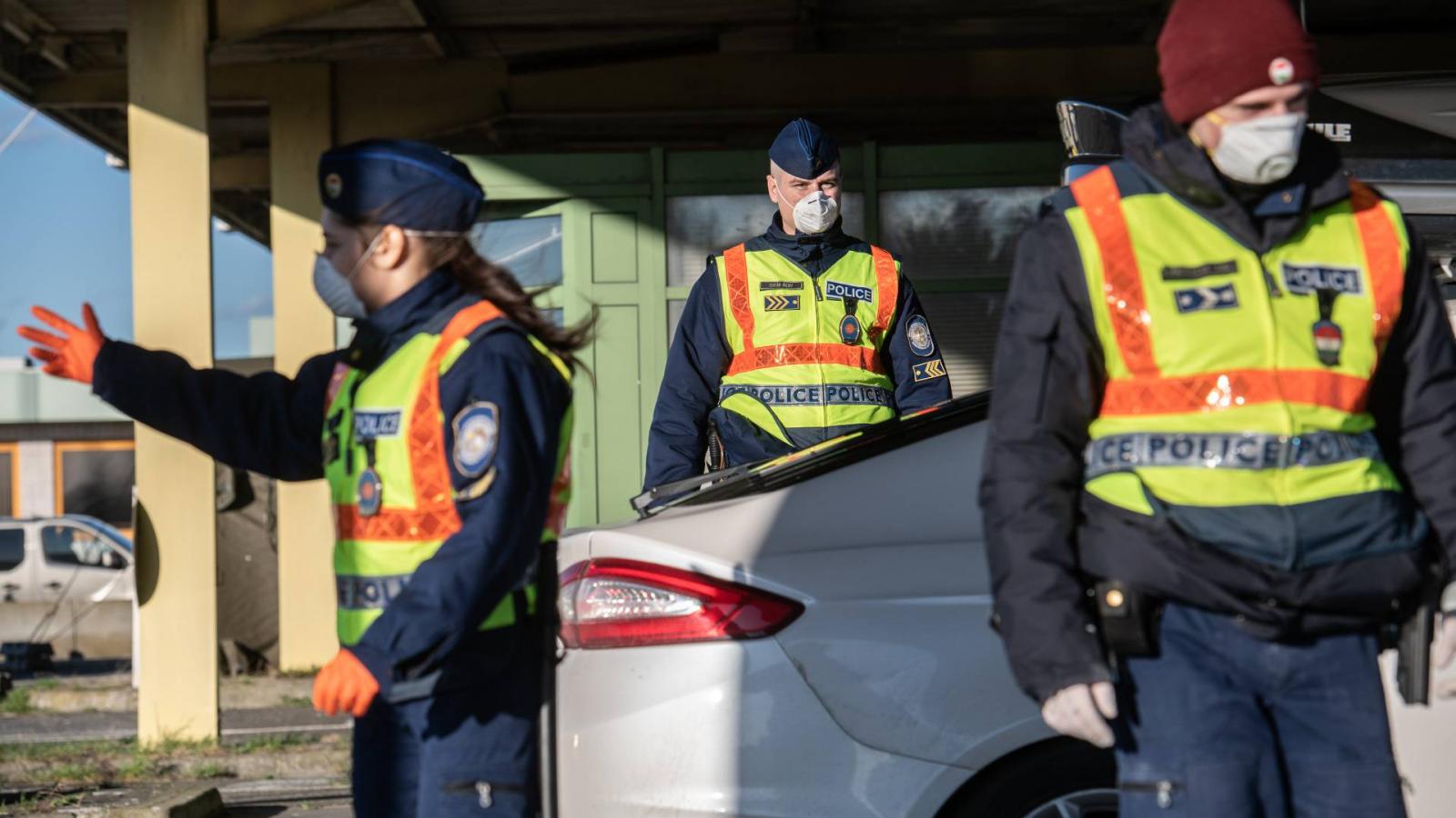 Rendőri ellenőrzés a hegyeshalmi határátkelőhelyen márciusban