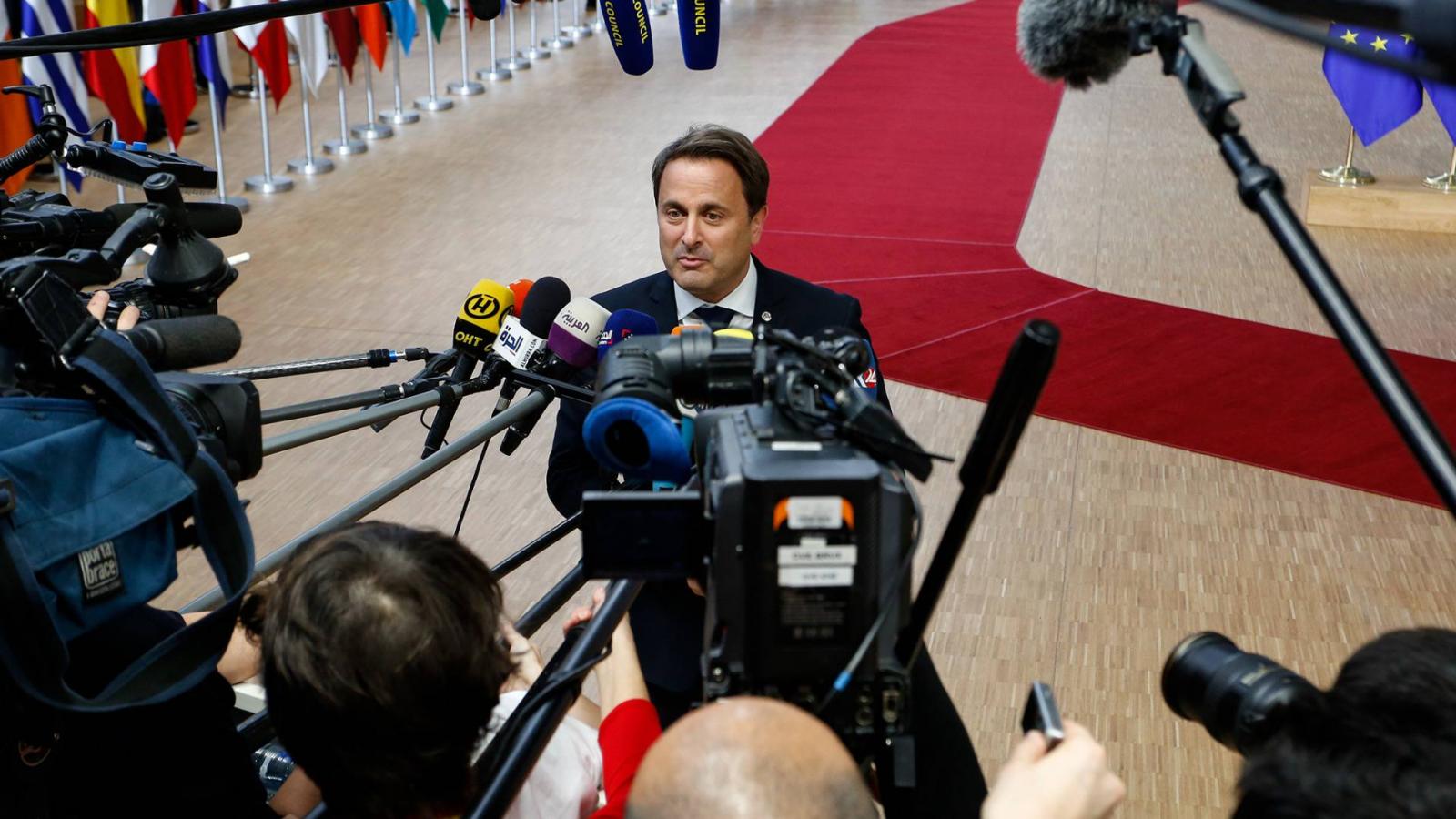 Xavier Bettel nyilatkozik Brüsszelben