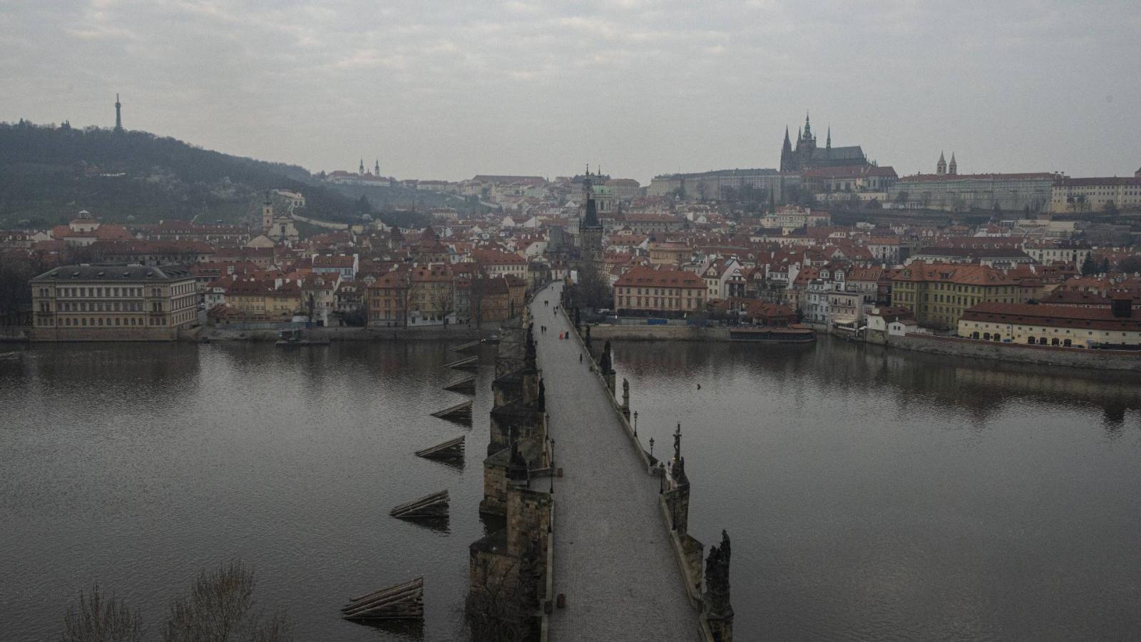 A prágai Károly híd normális esetben tele van turistákkal, akik most a lezárás miatt nem jöttek