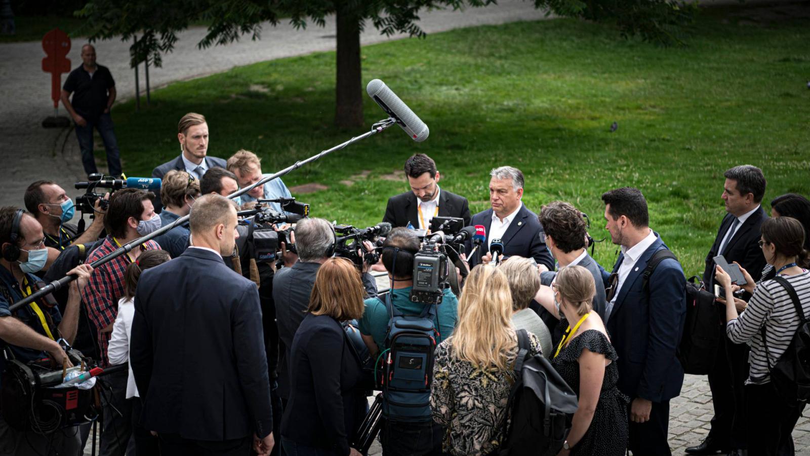 Orbán Viktor brüsszeli újságíróknak nyilatkozik az Európai Unió csúcstalálkozójának harmadik napján a Leopold parkban