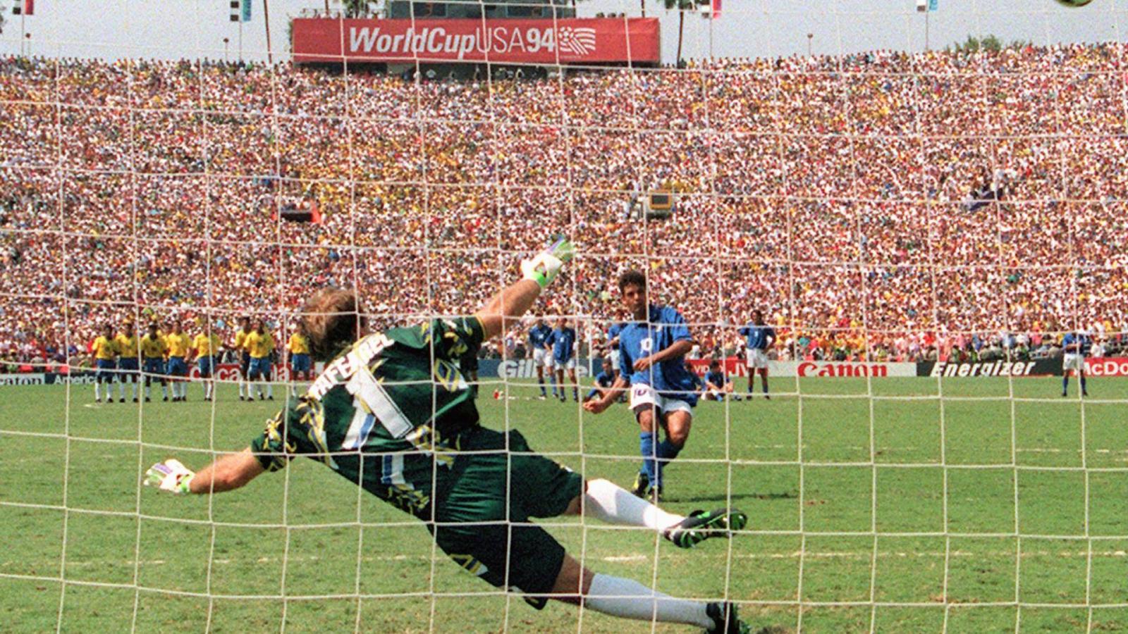 Az olasz Baggio az égbe lövi a büntetőt a `94- es vb-döntőben a brazilok ellen