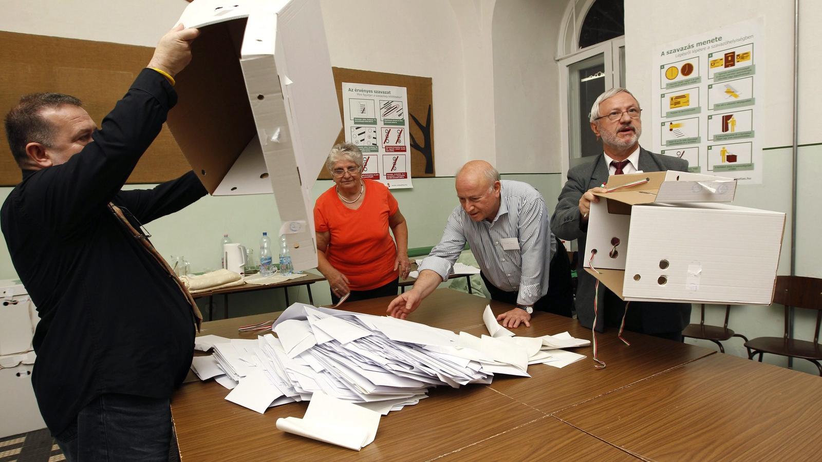 Urnabontás az 5. kerületi Sütő utcában, a Deák Téri Evangélikus Gimnáziumban kialakított 9. számú szavazókörben az önkormányzati