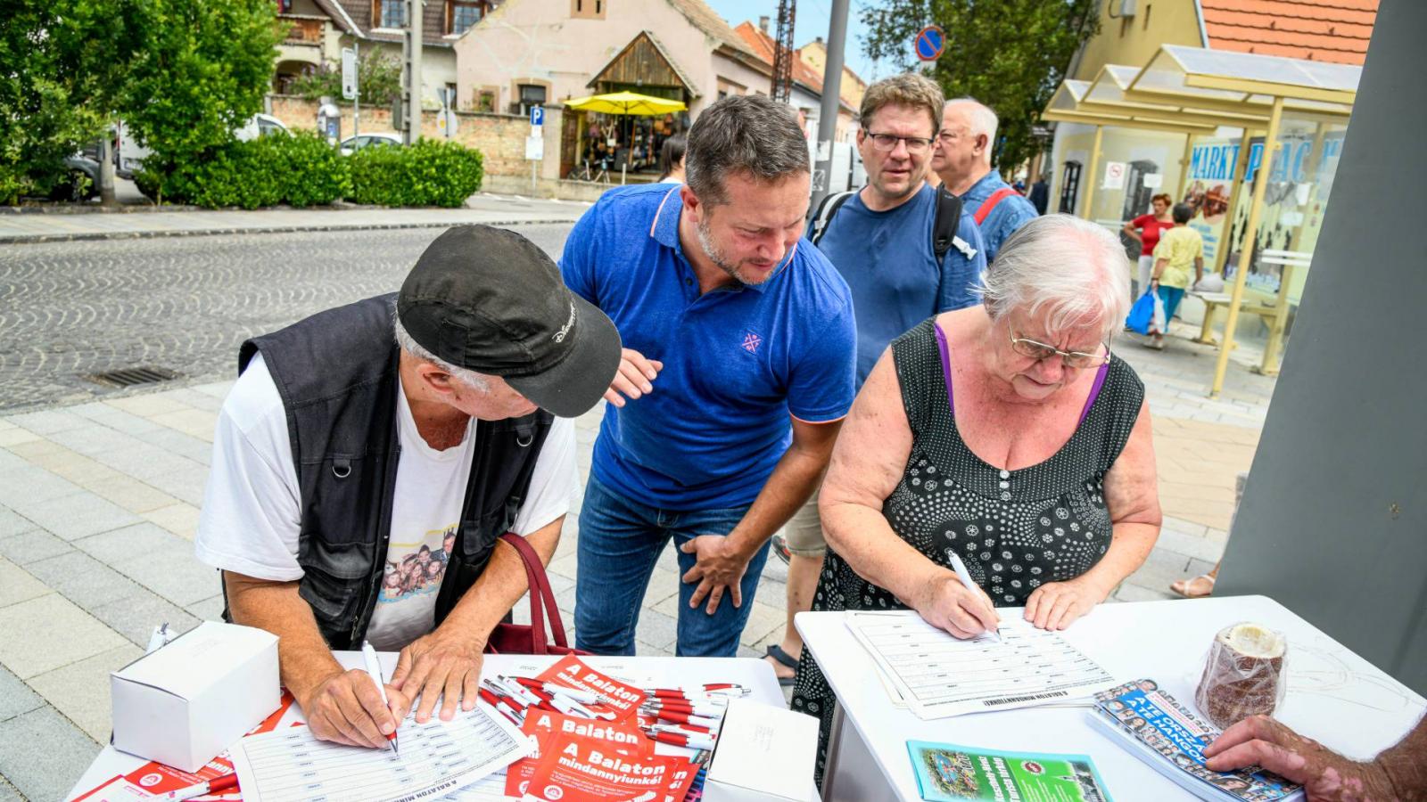 Aláírásgyűjtés a Balatonnál