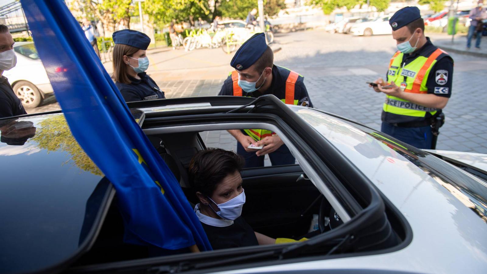 2020. május 4-én csaknem annyi rendőr volt a Lánchídnál, mint amennyi dudáló