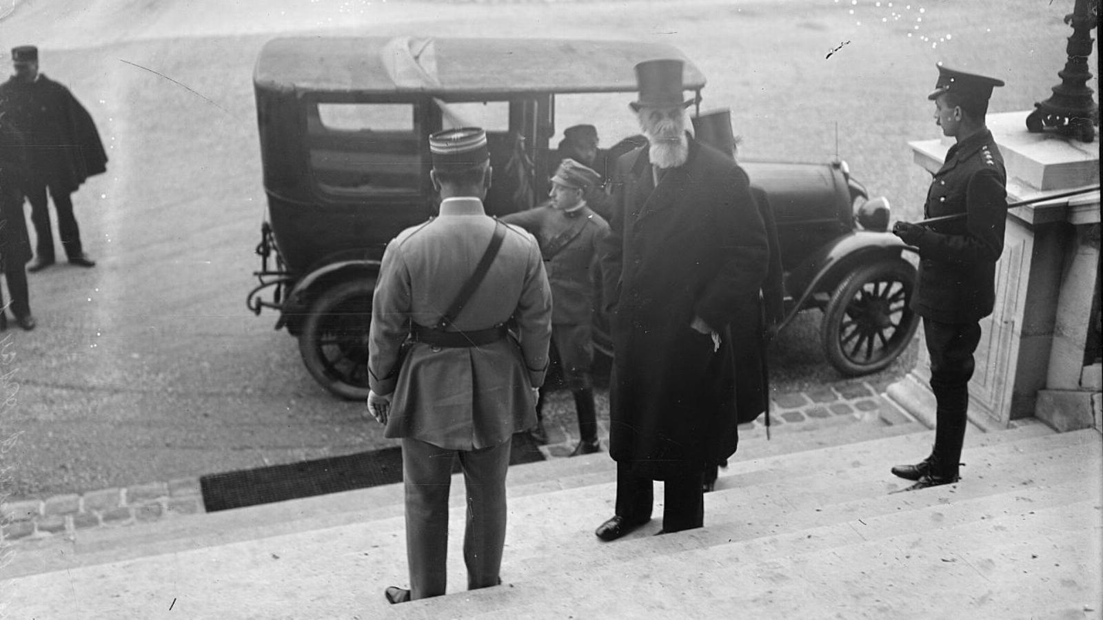 1920. január 15-én Apponyi Albert megérkezik a béketárgyalásra Versailles-ba, és átveszi a békediktátumot a d`Orsay palotába